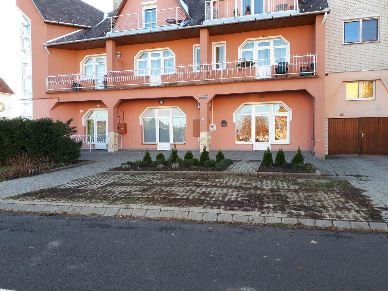 Kertvarosi Apartman II Tiszaújváros Extérieur photo